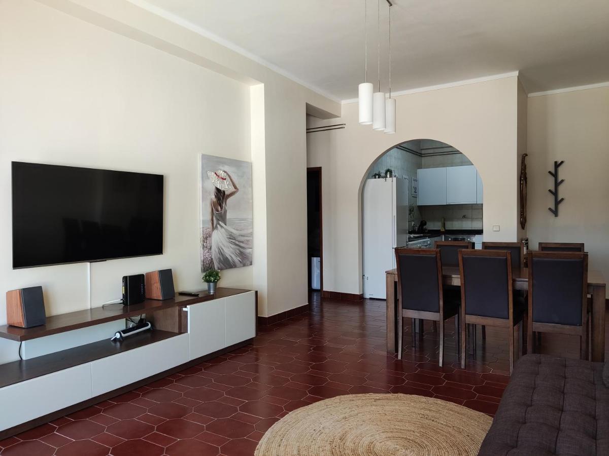 Apartment By The Beach! With Large Balcony! São Martinho do Porto Exteriér fotografie